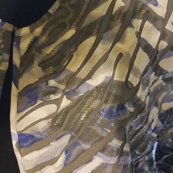 Top it has #2 on tag I'm thinking it's a plus size - Picture 2 of 4